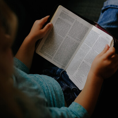 Niño pequeño leyendo. La lectura nos acompaña en la búsqueda de puntos de vista alternativos