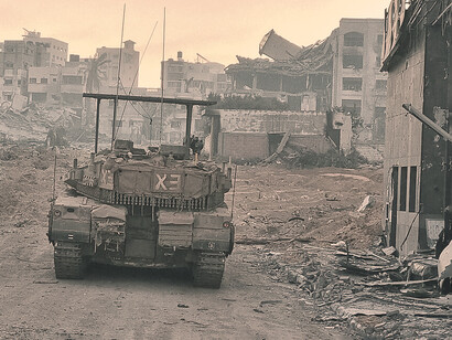 Tanques blindados en Khan Younis, Palestina. Naciones Unidas, a 80 años de su creación, enfrenta serias críticas por no cumplir con el mandato de su carta fundacional, mientras el sistema internacional se fragmenta cada vez más