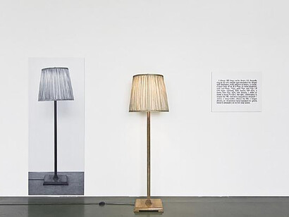 Joseph Kosuth, One and three lamps. Il est une figure majeure, voir des plus radicales, de l’Art Conceptuel