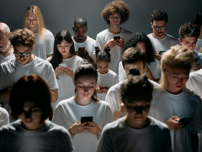 Un grupo de personas reunidas sin prestarse atención pues están enfocadas en sus celulares representan la situación actual