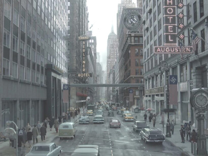 Fotograma de la serie «The Man in the High Castle», la cual se sitúa en un mundo paralelo en el que las Potencias del Eje ganaron la Segunda Guerra Mundial