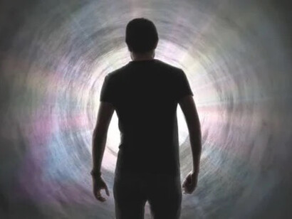 Scopriamo che una vita ha un’importanza infinita per ogni altro essere umano, anche da essa lontano nello spazio e nel tempo