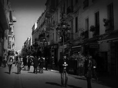 Les hommes eux, occupent l’espace public librement sans limite et sans obstacles