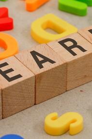 Parola "Learn" (imparare) composta con cubetti di legno
