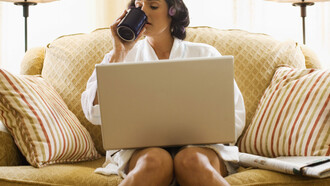 Trabajar desde casa. En pijama en el sofá