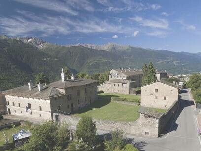 Palazzo Besta visto dall'esterno con paesaggio montuoso alle spalle, Sondrio, Lombardia, Italia
