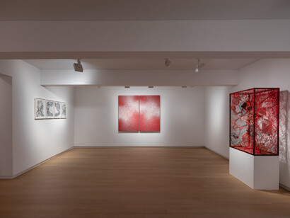 Chiharu Shiota, Echoes between, vue d’exposition. Avec l’aimable autorisation de l’artiste et de Templon. Photo de Charles Roussel