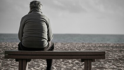 Anacleto era um homem bom — de uma bondade grave, quase triste, dessas que parecem pedir desculpa por existir. Falava baixo, com suavidade, como quem mede as palavras antes de as libertar. Tinha boa aparência. A voz transmitia segurança, uma espécie de chão sob os pés. Depois veio o azar. O corpo começou a diluir-se na doença, a carne a ceder terreno, e com ela uma irritação surda contra tudo o que não vivera, contra os sonhos que não concretizara antes da tarde descer sobre a floresta da sua vida