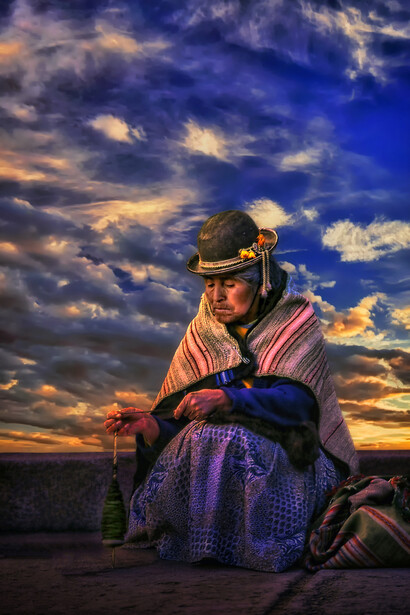 Peru – Anziana fila la lana