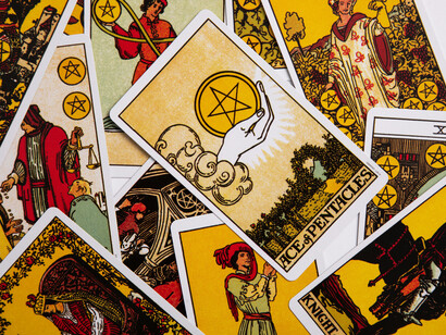 Baralho de Tarot de Marselha.  O I Arcano do Tarot de Marselha, que simboliza a capacidade de aproveitar o poder da manifestação criativa, da força de vontade e do conhecimento para concretizar os desejos, superar os obstáculos e alcançar os sonhos