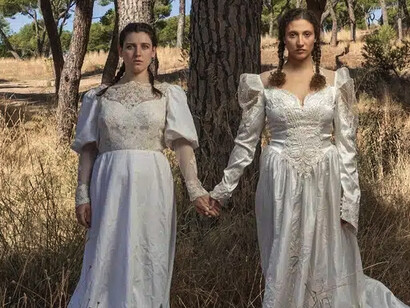 La obra no solo denuncia la violencia explícita, sino también la sutil, la cotidiana, la que se esconde en las relaciones familiares