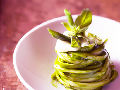 Linguine al pesto leggero con spuma di patate e fagiolini freschi
