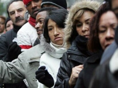 Inmigrantes esperando en las oficinas de extranjería