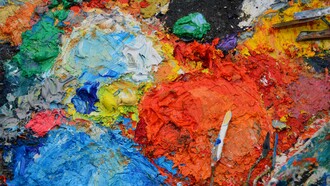 Paleta de tintas. A pintora achava que o mundo era feito de camadas ou fatias e a ela coubera-lhe uma mais fina. Achava que era a soma de tudo o que fora no passado e ela tinha muito pouco para adicionar, muito mais para subtrair