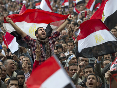 Tras la caída del Gobierno tunecino, las revueltas se centraron en Egipto