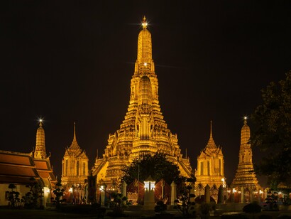 Templo Wat Arun, em Bangkok na Tailândia. Um país tão rico de cultura e que tem sua beleza asiática surpreendente! A Tailândia é um ótimo destino no sudeste da Ásia para os que buscam inovar ao descobrir este continente tão incrível, caminhando pelas ruas cheias de história, conhecendo os famosos templos (grandes símbolos religiosos) e curtindo o melhor da culinária local


