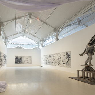 Fernando Sánchez Castillo, La perla peregrina, vista de exhibición. Cortesía del Museo Nacional Centro de Arte Reina Sofía