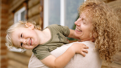 Mãe com seu bebê tenta aproximá-lo para dar carinho