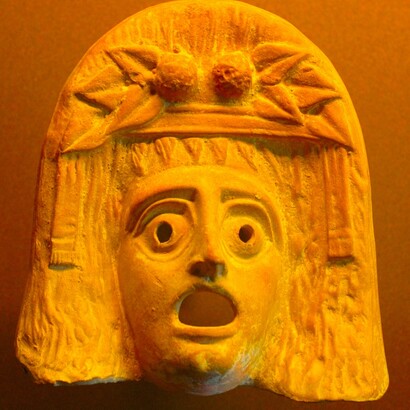 Figura decorativa de una máscara de teatro que representa a Dionisos, terracota de Myrina, Museo del Louvre