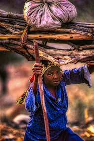 Camerun – Anziana trasporta fascine nella zona dei Monti Mandara, foto Sergio Pessolano
