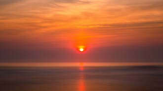 Apollo prepara nel solstizio invernale la sua partenza per la terra polare ed edenica degli Iperborei con il suo carro volante trainato da grandi cigni
