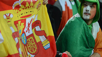 Turismo deportivo. Aficionados de España e Irlanda en Gdansk (Polonia) durante la Eurocopa 2012