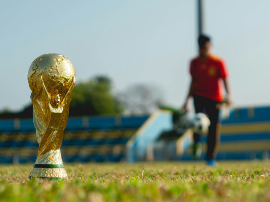 Le trophée attend son prochain champion, symbole d’un rêve partagé par des milliards de passionnés