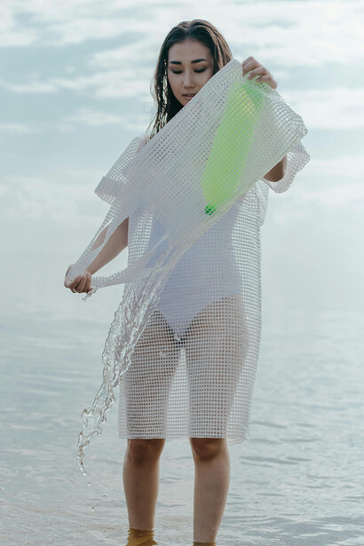 Modelo com roupa de plástico no mar. Uma das principais tendências deste ano será o uso crescente de materiais inovadores e reciclados na produção de roupas