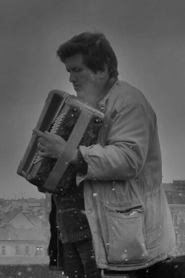 Músico ciego tocando acordeón mientras nieva, Budapest (fotografía de Paco Cerezo)