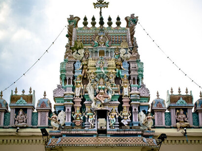 La integración de conocimientos de las civilizaciones humanas, cada una en su tiempo y lugar, tiene características locales. Templo Sri Mahamariamman, el templo hindú más antiguo en Georgetown, Penang, Malasia