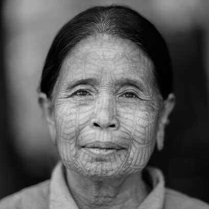 Portrait of an elderly woman with a tattooed face in Burma © Vincent de Groot