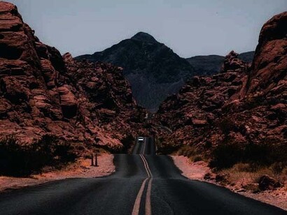 A crença que supostamente constrói e abre caminhos é o bólido