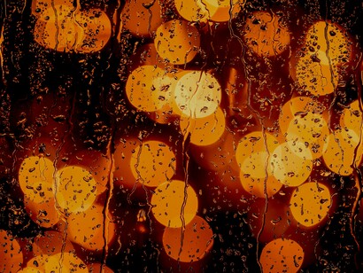 Sí, hay sí, temblor, la lluvia cae en soledad