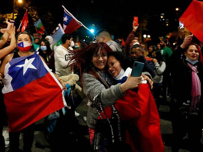 Ciudadanos se congregan para celebrar su victoria en el referéndum