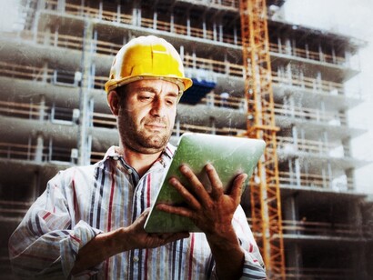 Um arquiteto com um iPad