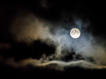 Luna piena di notte: provai a guardarlo negli occhi per capirlo meglio, ma quasi non riuscivamo a vederci più le facce, c’era la luna nuova