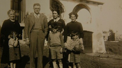 Ernesto Guevara Lynch y el Che, junto a sus hermanos en Alta Gracia. La familia se mudó allí para paliar el asma crónica del pequeño Ernesto