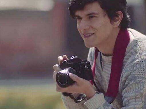 "La mirada incendiada" tells the tragic fate of Rodrigo Rojas de Negri, a young photographer working for an international agency, and his partner Carmen Gloria Quintana