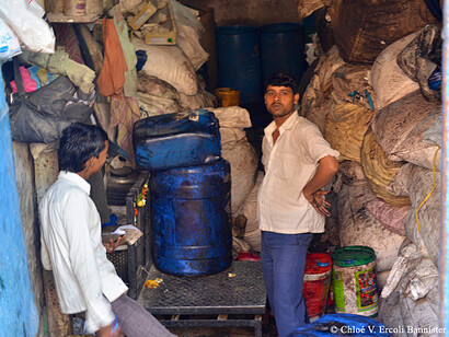 Sacchi di immondizia negli slum