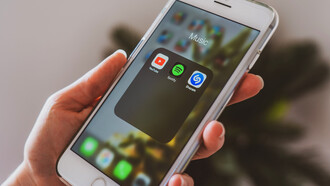 Il display di un cellulare mostra le app dedicate allo streaming di musica