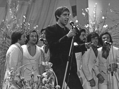Adriano Celentano si esibisce sul palco del Festival di Sanremo, (1970)