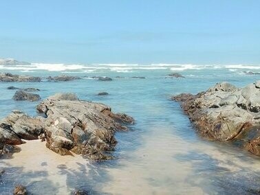 Praia em Casablanca, Marrocos. Falar deste lugar do nosso maravilhoso planeta é como fazer uma viagem no tempo, desde os tempos mais remotos até os dias atuais, e por que não dizer para o futuro e além; habitada desde os tempos mais distantes, esta região sempre teve vocação para a grandeza. Por lá existiram grandes civilizações, como a cartaginesa, por exemplo, dentre outras