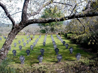 Abren y cierran puertos, programan drones para atacar mejor al enemigo, crean vacunas que salvan vidas y matan patógenos… Pero siempre siguiendo un prompt sin pensar en las consecuencias, sin sentimientos y sin moral. Cementerio Militar Alemán de Cuacos de Yuste. Cáceres, Extremadura, España