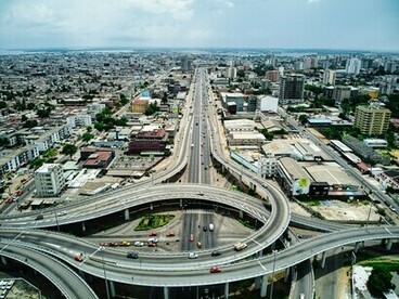 Les vastes axes routiers d’Abidjan, témoins des besoins croissants en infrastructures des économies urbaines africaines en pleine expansion