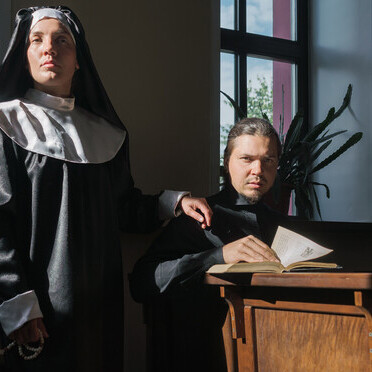 Freira e padre em um salão paroquial. 
A igreja católica considerava todo o ato sexual como errado e pecaminoso