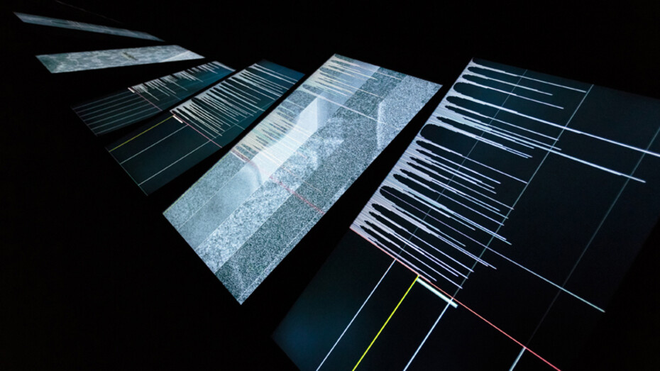 Ryoichi Kurokawa
ad/ab Atom
2017
Installazione audiovisiva (7 display, audio 4 canali), 8 minuti
© L’artista. Courtesy di GNRation. Foto: Hugo Sousa


