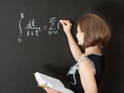 Profesora escribiendo en la pizarra