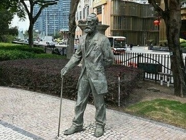 Contudo, a ideia de símbolo em Pessanha não se esgota tão só nas imagens que evocam um ou mais estados de espírito, porquanto todo o poema vale como um símbolo maior