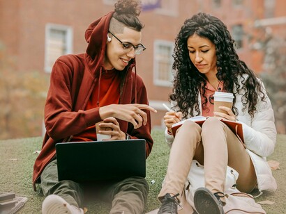 Estudantes universitários realizando trabalho em dupla. Contributos da antropologia para a cultura, diria que se faz um desafio e um percurso na antropologia cultural a nível do seu conceito antropológico de cultura, integra as artes, os modos, tradições, costumes, a cultura é fluida e formada por cada um de nós, que nos fez de alguma forma dando potência criativa à nossa entrada na universidade, e à cultura