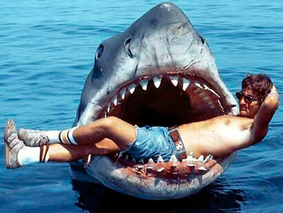 Steven Spielberg nos bastidores do filme. É difícil de imaginar, mas “Tubarão” bem poderia ter sido o fim da carreira do promissor realizador de 29 anos